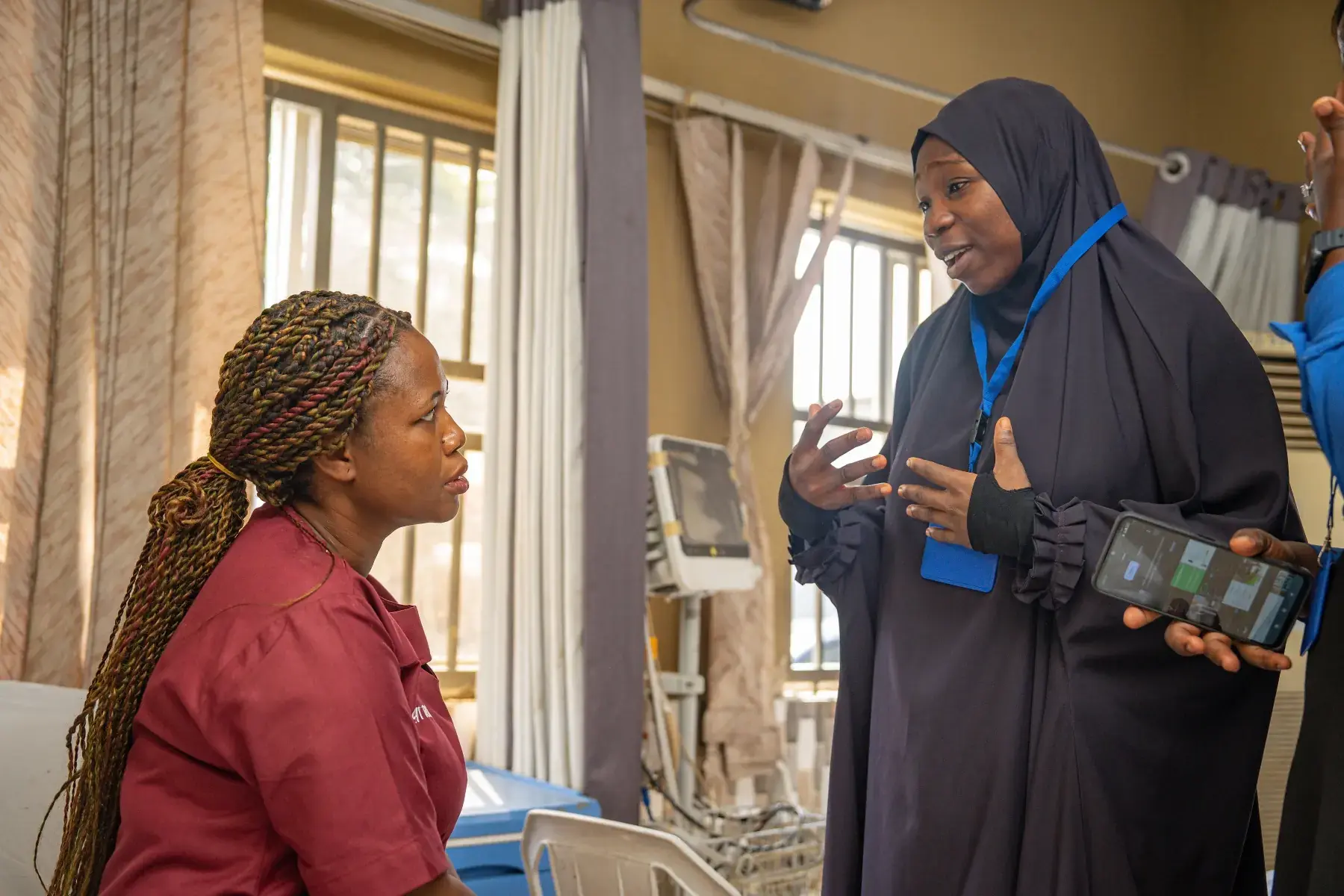 HealthPort team member consulting with a nurse on the ward
